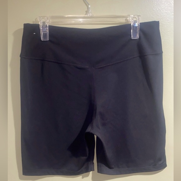 NIKE women’s black biker shorts XL. - Picture 2 of 4